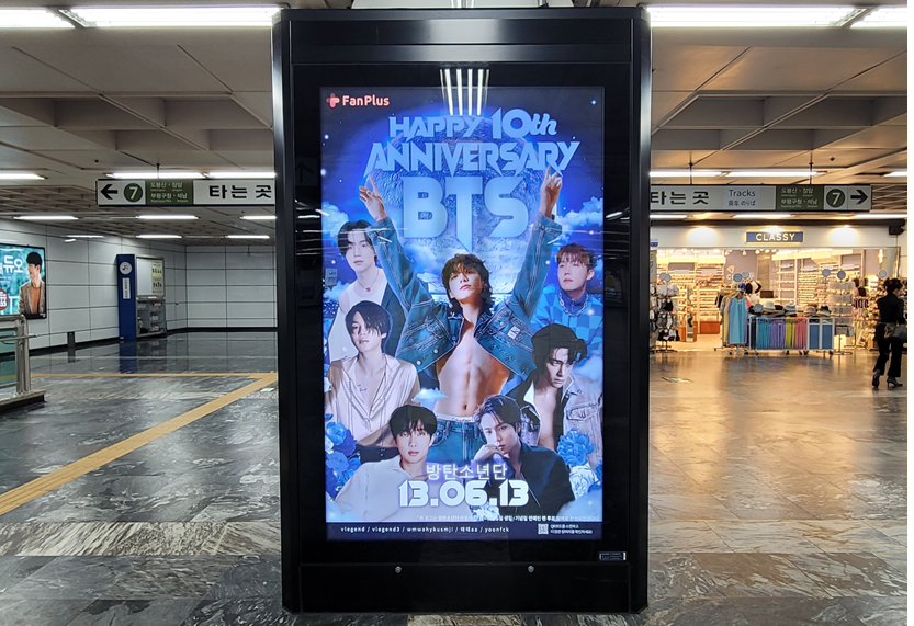 7호선 논현역 CM보드 (2번 기둥)